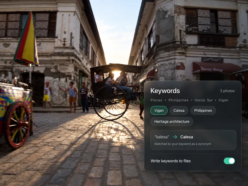 A horse-drawn carriage on a Vigan street beside Mantle keyword hierarchy, keyword chips, a kalesa-to-Calesa synonym match and Write keywords to files.